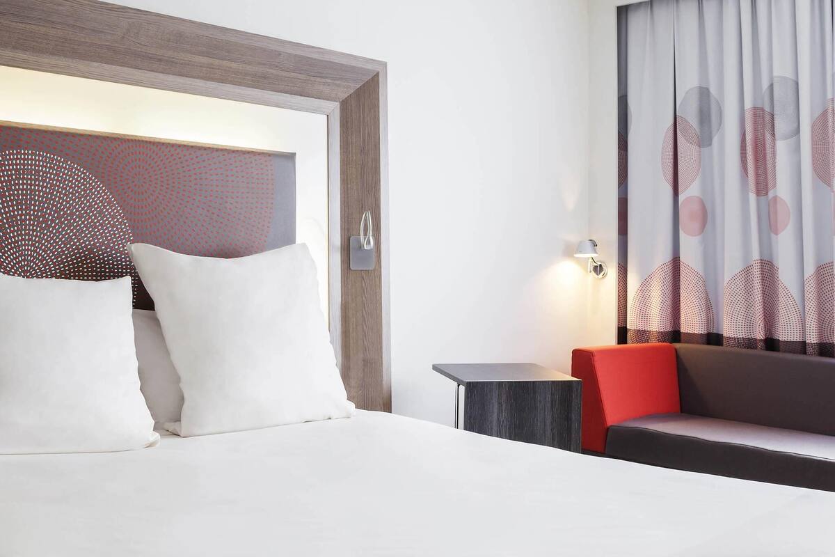 Habitación clásica, 1 cama matrimonial y sofá cama | Ropa de cama de alta calidad y minibar 