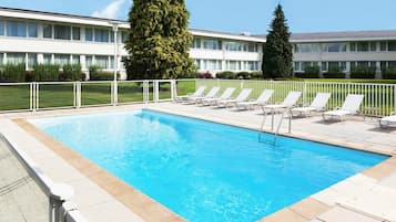 Piscine extérieure, chaises longues