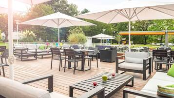 Petit déjeuner, déjeuner et dßner servis sur place, vue sur la piscine