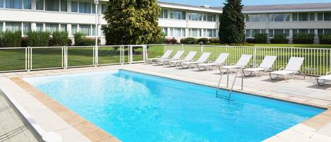 Piscine extérieure, accÚs possible de 10 h à 21 h, chaises longues
