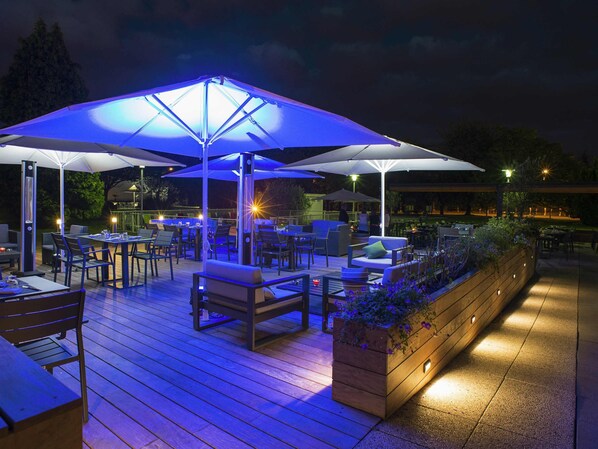 Breakfast, lunch, dinner served; French cuisine, pool views  - Novotel Lille Aeroport (Lesquin)