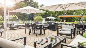 Serveert ontbijt, lunch, Franse gerechten, uitzicht op het zwembad