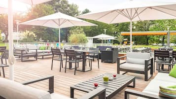 Petit déjeuner, déjeuner et dßner servis sur place, vue sur la piscine