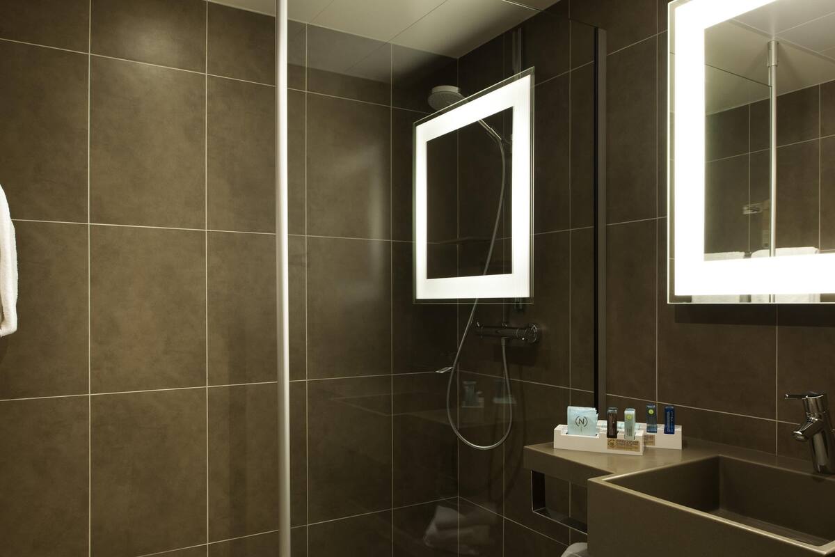 Ropa de cama de alta calidad y minibar 