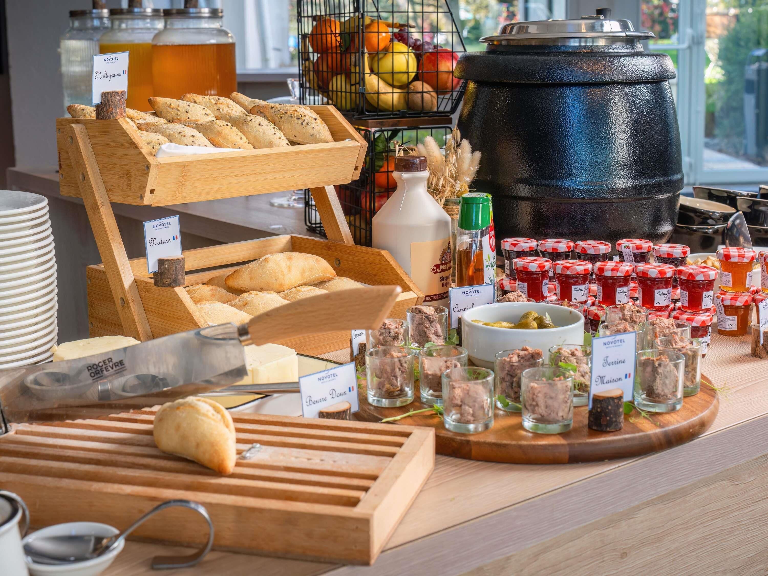 Un bufé con diversas opciones de comida, como pan, queso y salsas.