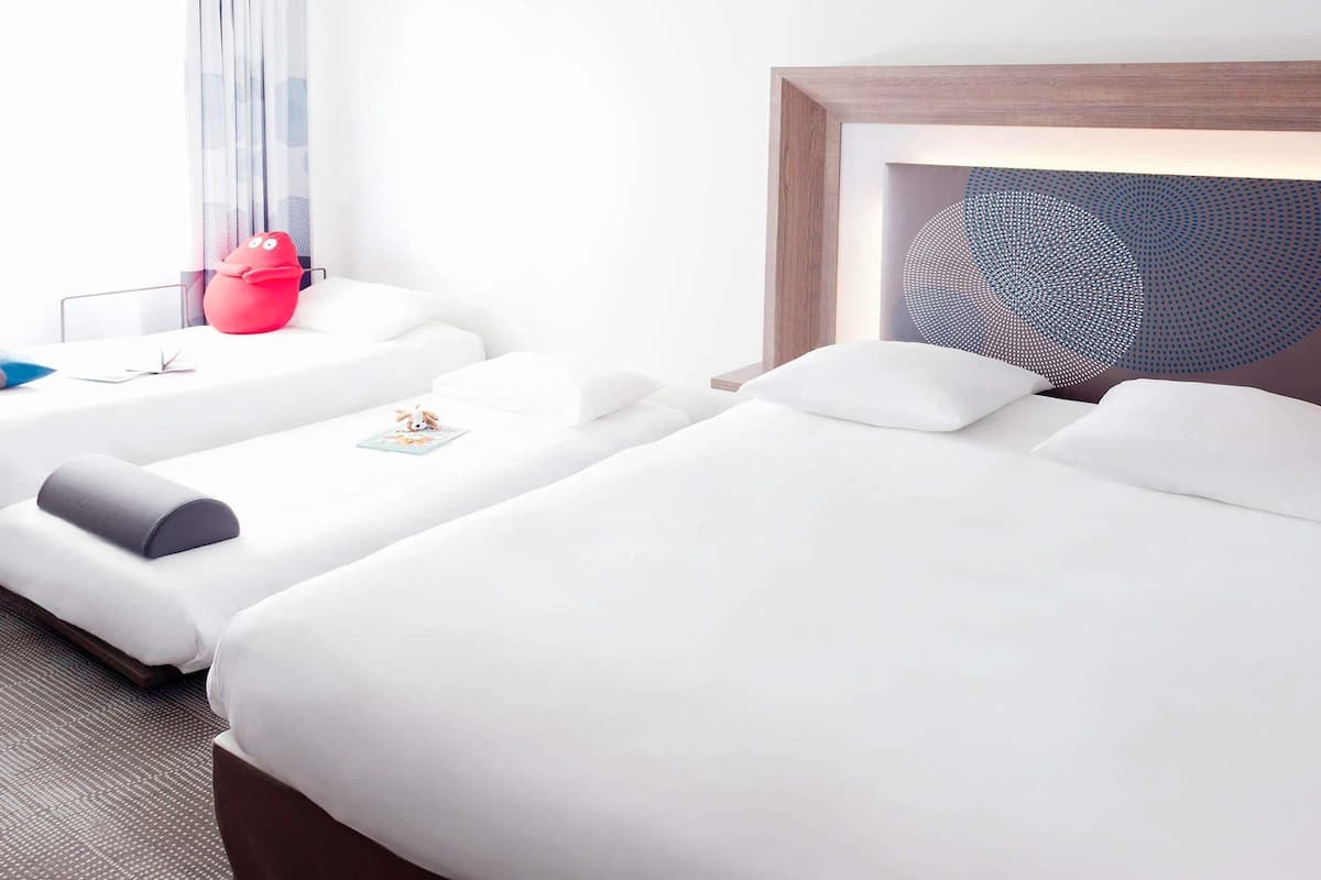 Habitación clásica, varias camas | Ropa de cama de alta calidad y minibar