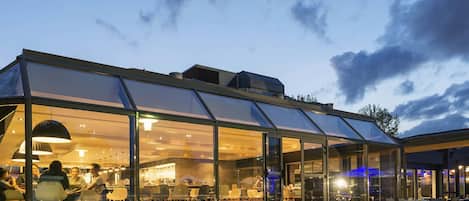 Se sirven desayunos, comidas y cocina francesa con vista a la alberca