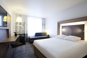 Roupas de cama premium, frigobar, cofres nos quartos, escrivaninha