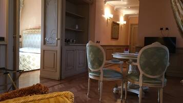 Deluxe Suite | Down comforters, minibar, in-room safe, desk