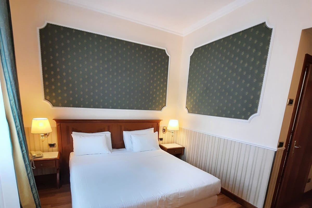 Selimut bulu angsa, minibar, brankas, dan meja kerja