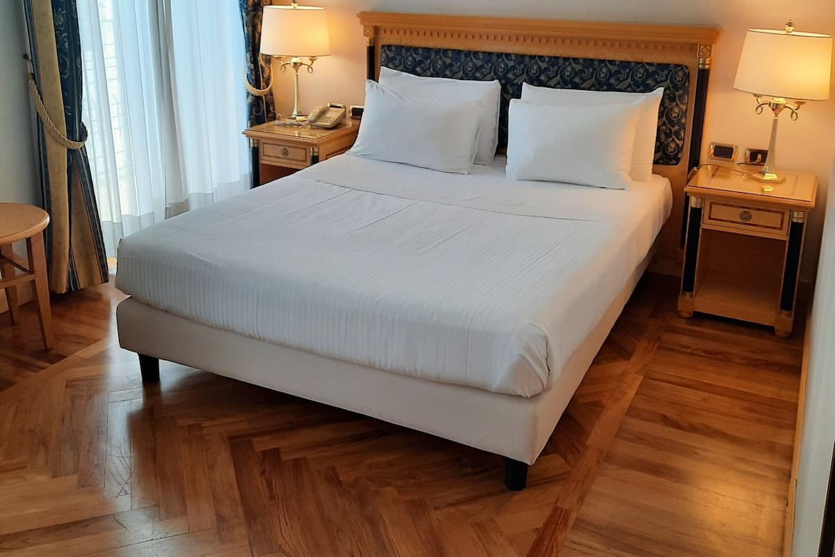 Selimut bulu angsa, minibar, brankas, dan meja kerja