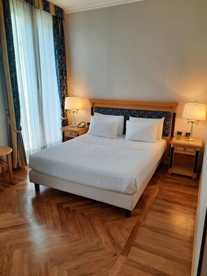 Down comforters, minibar, in-room safe, desk - Andreola Central Hotel (Milan)