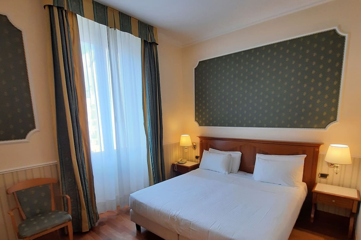 Kamar Double Standar | Selimut bulu angsa, minibar, brankas, dan meja kerja