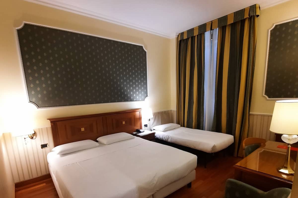 Kamar Triple | Selimut bulu angsa, minibar, brankas, dan meja kerja