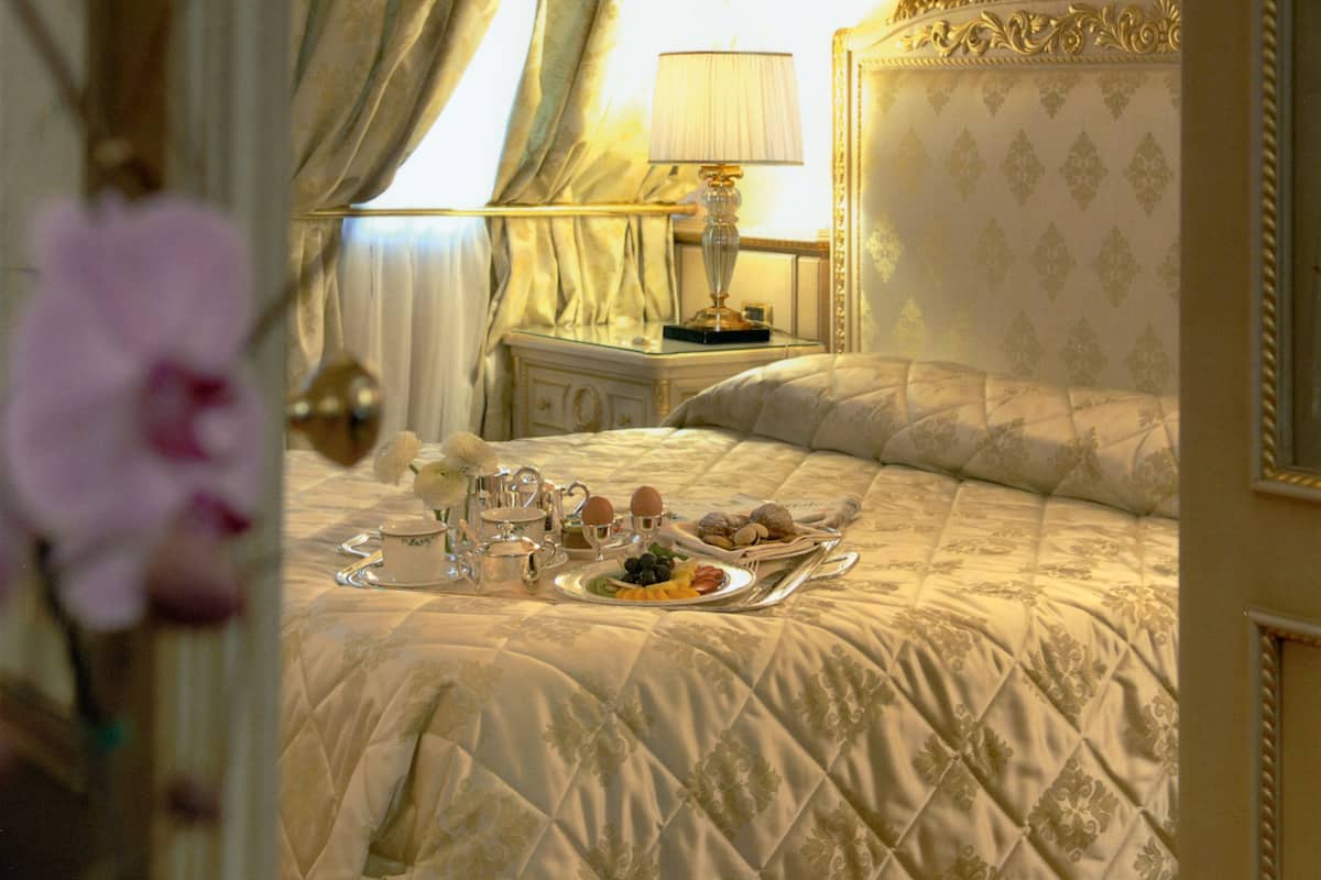 Suite Deluks | Selimut bulu angsa, minibar, brankas, dan meja kerja