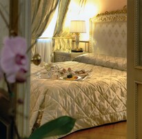 Deluxe Suite | Down comforters, minibar, in-room safe, desk