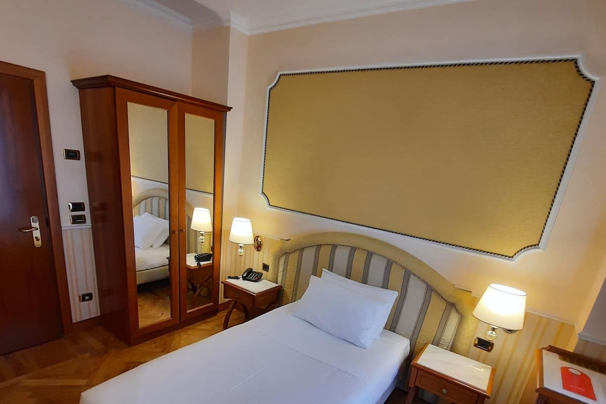 Selimut bulu angsa, minibar, brankas, dan meja kerja