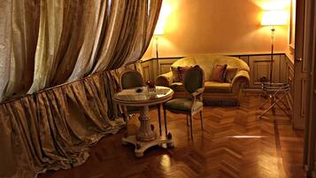 Suite Deluxe | Copriletto in piuma, minibar, una cassaforte in camera, una scrivania