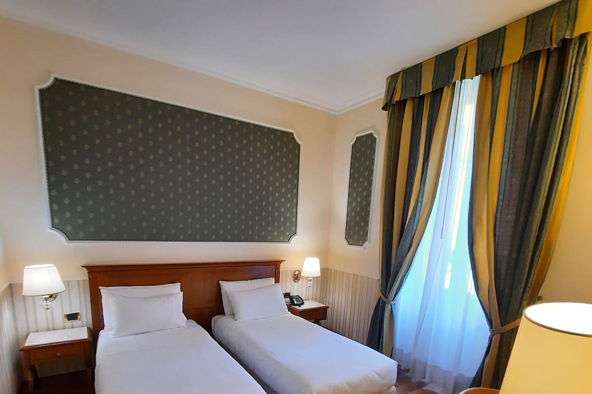 Kamar Double atau Twin Standar | Selimut bulu angsa, minibar, brankas, dan meja kerja
