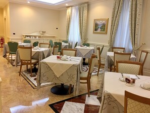 Free daily buffet breakfast  - Andreola Central Hotel (Milan)