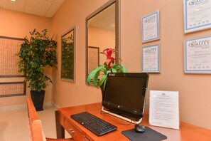 Business centre - Americas Best Value Inn & Suites Victoria (Victoria)