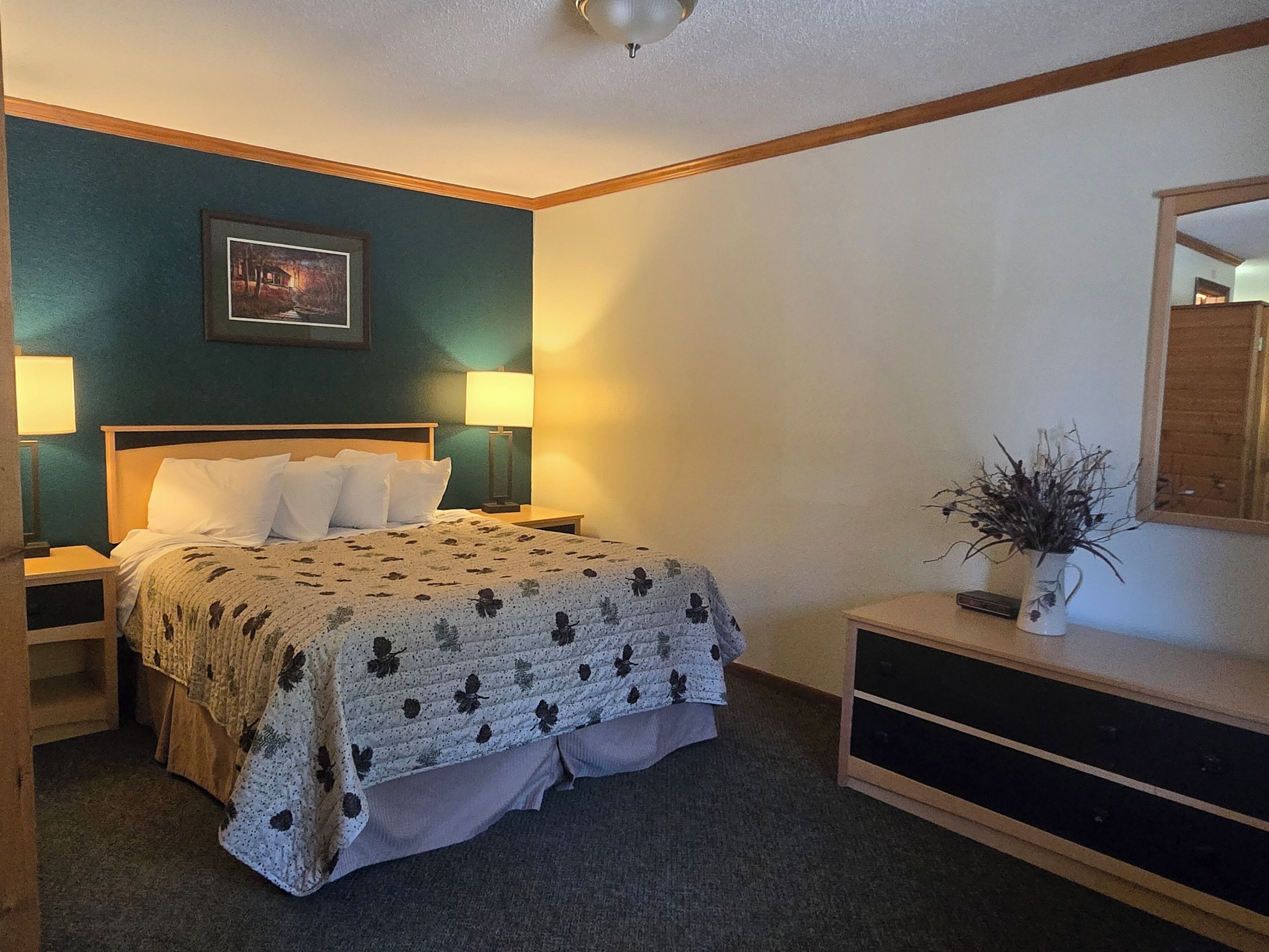 Suite, 1 Queen Bed with Sofa bed, Non Smoking (Single Queen) | Individually decorated, individually furnished, iron/ironing board
