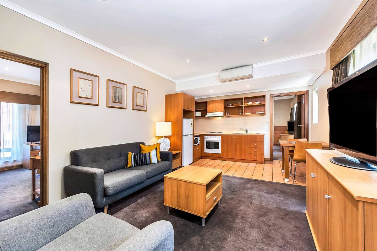 studio, 1 queen bed | iron/ironing board, free cots/infant beds, rollaway beds, free wifi