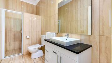 Habitació familiar | Bany | Articles de tocador gratuïts, assecador de cabells, tovalloles i sabó