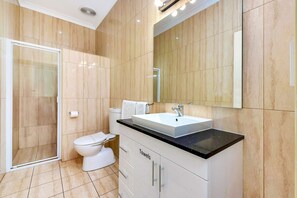 Kamar Keluarga | Kamar mandi | Perlengkapan mandi gratis, pengering rambut, handuk, dan sabun