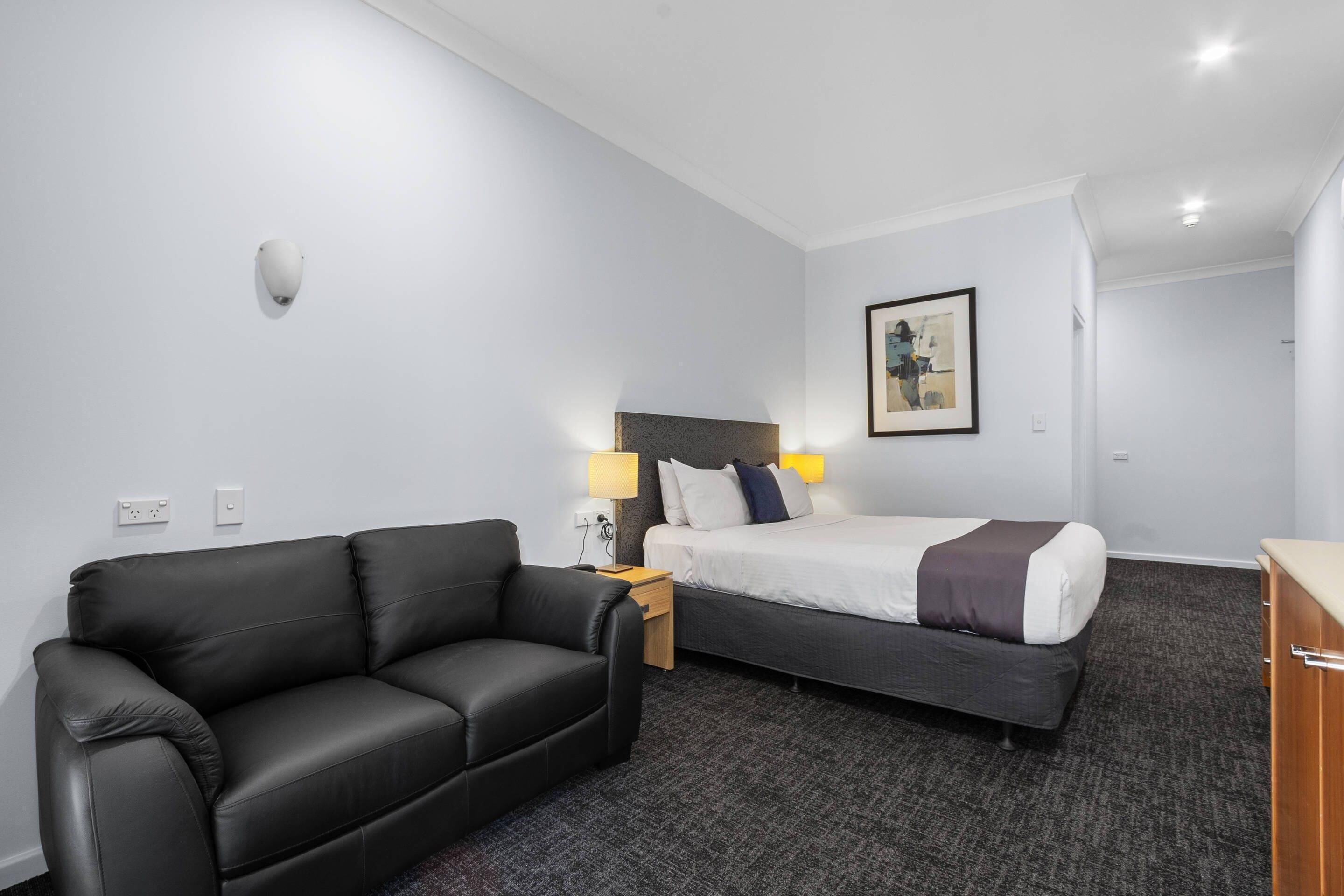 Deluxe Room, 1 Queen Bed | Iron/ironing board, free cribs/infant beds, rollaway beds, free WiFi
