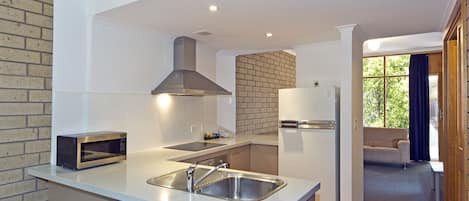 Townhouse | Private kitchen | Fridge, microwave, coffee/tea maker, electric kettle