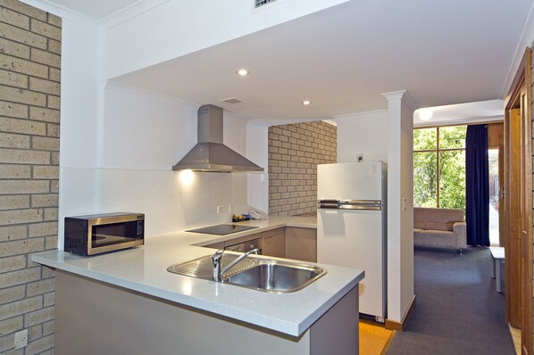 Townhouse | Private kitchen | Fridge, microwave, coffee/tea maker, electric kettle