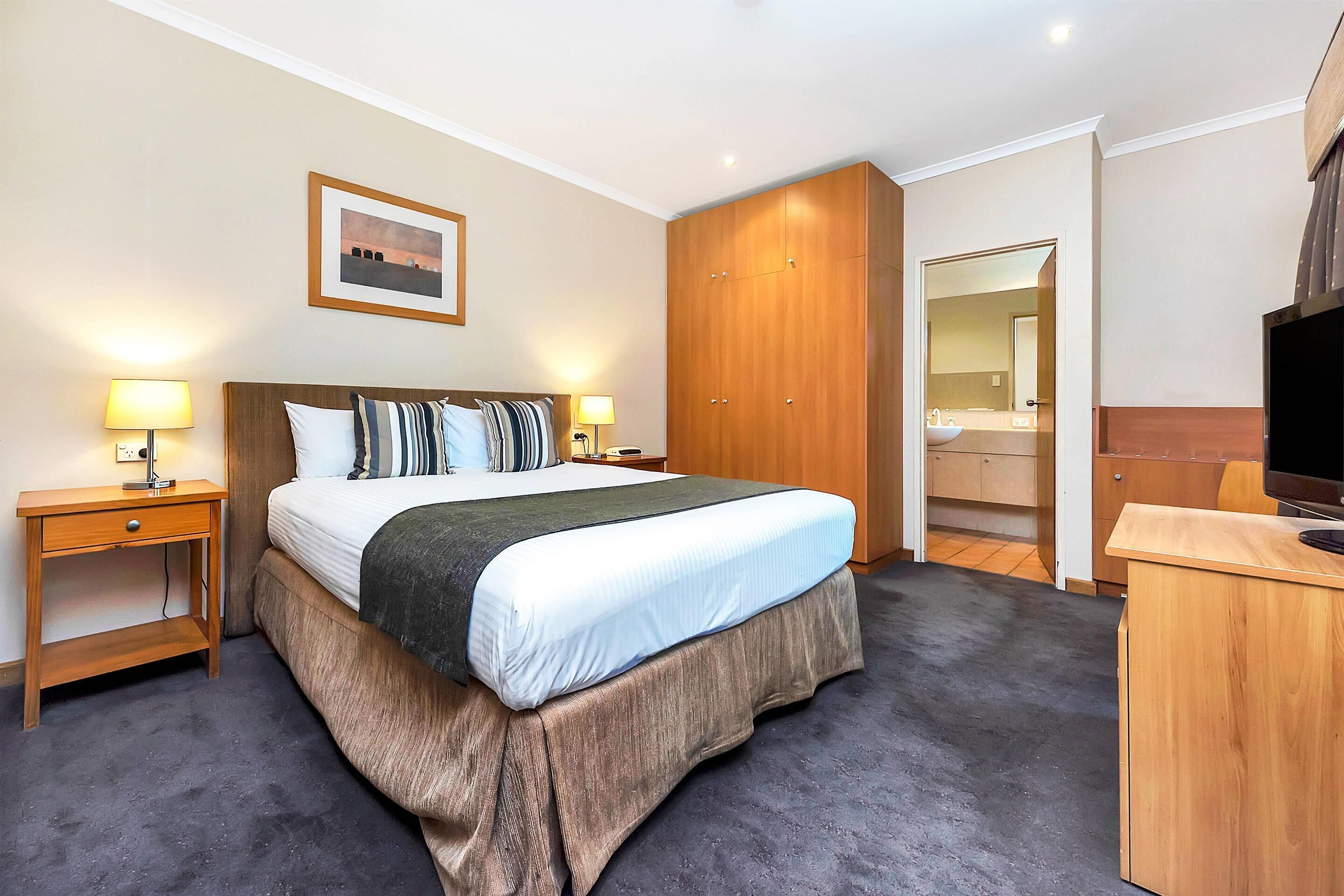 Studio, 1 Queen Bed | Iron/ironing board, free cribs/infant beds, rollaway beds, free WiFi