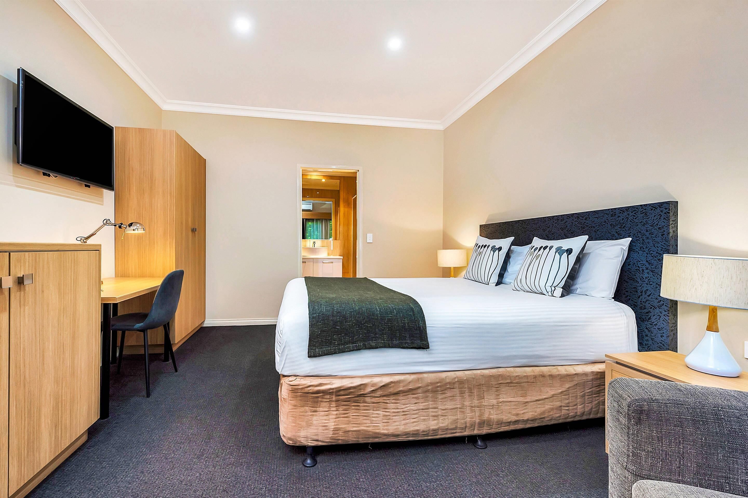 Deluxe Room, 1 Queen Bed | Iron/ironing board, free cribs/infant beds, rollaway beds, free WiFi