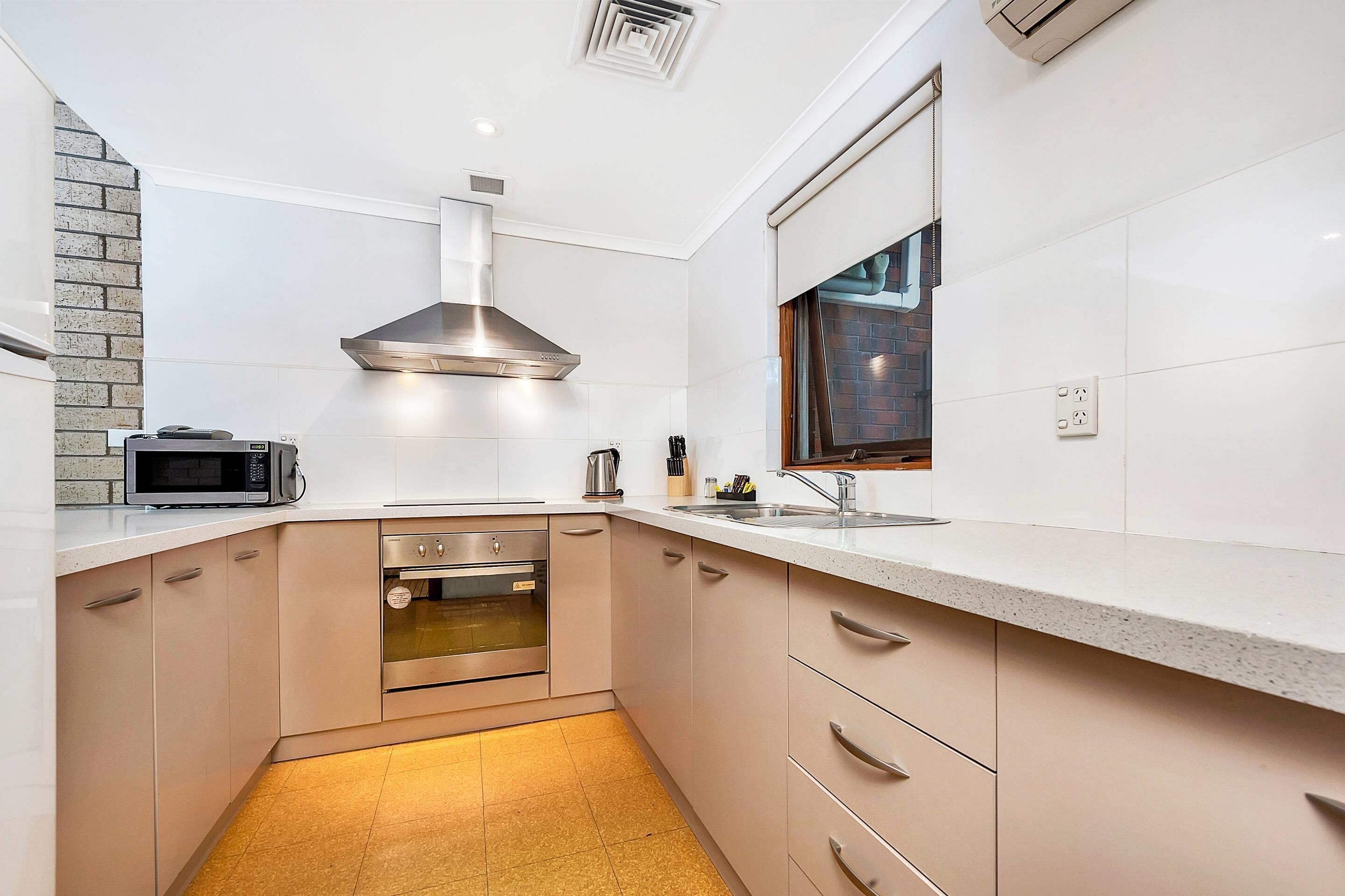 Een strijkplank/strijkijzer, gratis babybedden, extra bedden