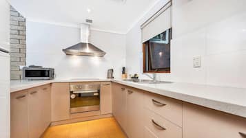 Een strijkplank/strijkijzer, gratis babybedden, extra bedden