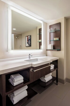 Combined shower/bathtub, designer toiletries, hair dryer, towels -  Delta Hotel Philadelphia Airport (Philadelphia)