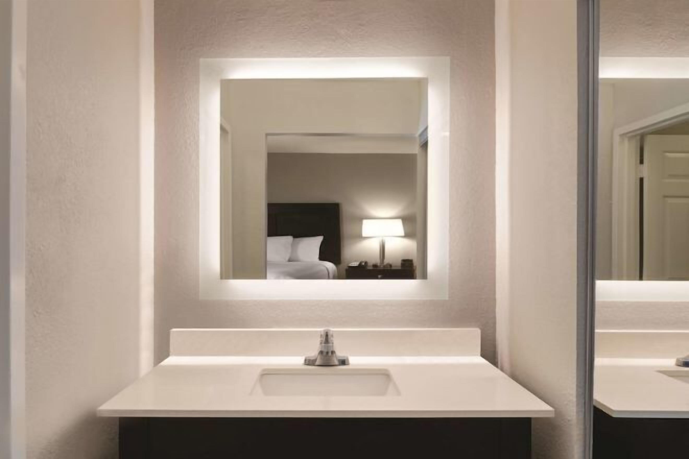 Bathroom | Combined shower/tub, eco-friendly toiletries, hair dryer, towels