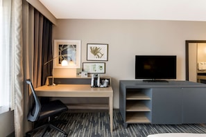 Room, 1 King Bed, Non Smoking | Premium bedding, down comforters, in-room safe, desk