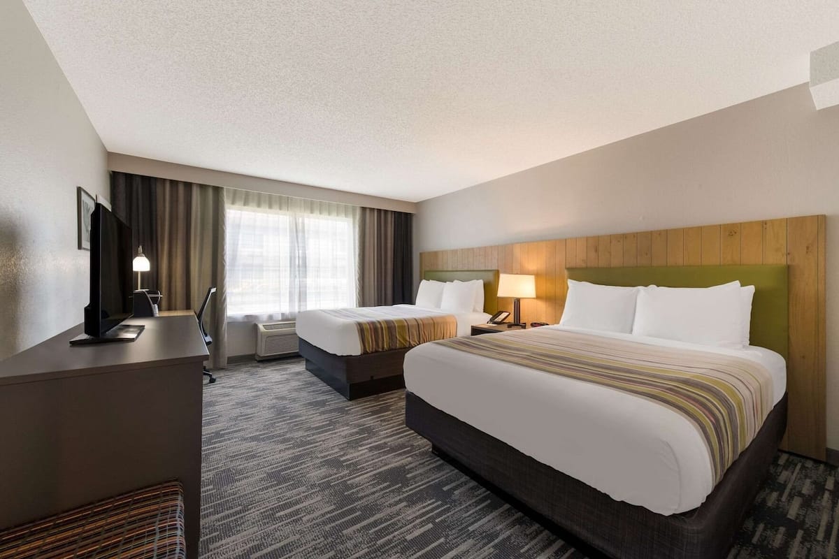 Premium bedding, down comforters, in-room safe, desk