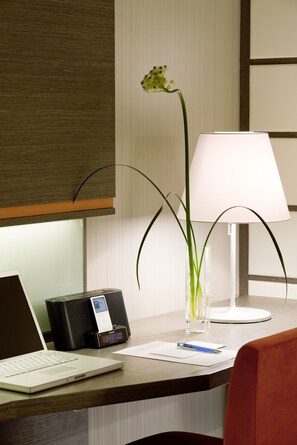 Minibar, caja de seguridad en la habitación y escritorio 