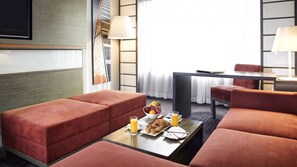 Premier Suite, 1 Bedroom | Minibar, in-room safe, desk, blackout curtains