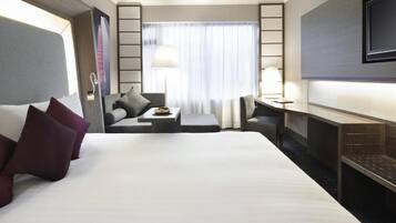 Minibaari, tallelokero huoneessa, työpöytä, pimennysverhot