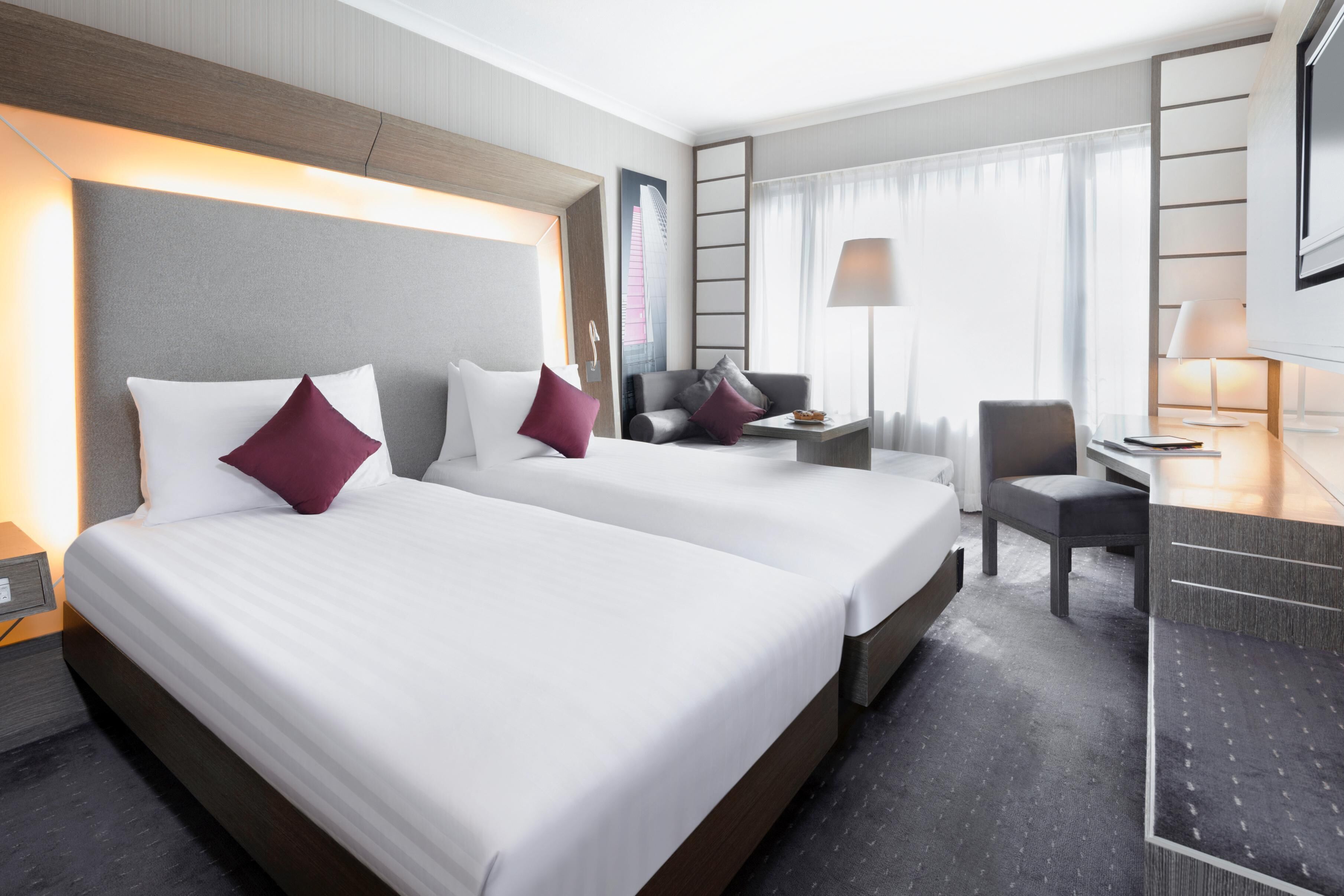 Een minibar, een kluis op de kamer, een bureau, verduisterende gordijnen