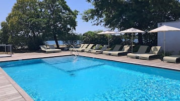Piscine extérieure (ouverte en saison), parasols de plage