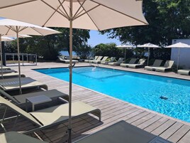 Una piscina al aire libre de temporada (de 08:00 a 22:00), sombrillas