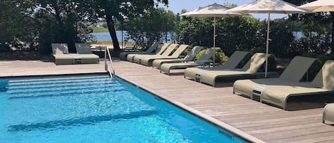 Piscine extérieure (ouverte en saison), parasols de plage