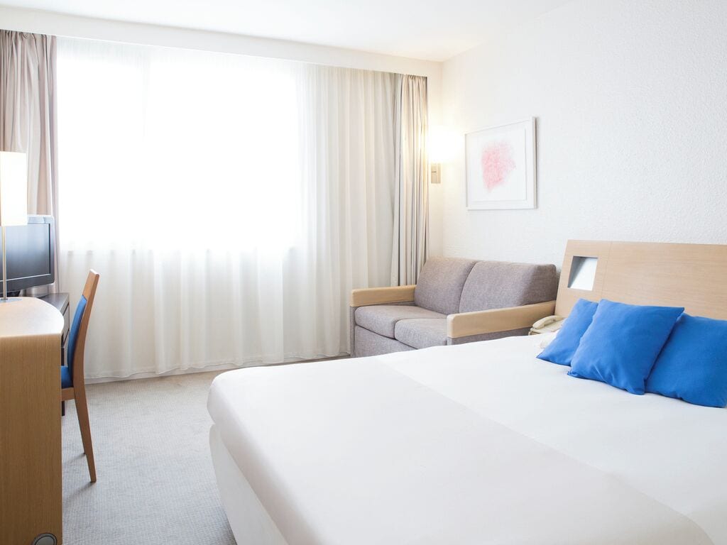 高級寝具、低反発ベッド、セーフティボックス (室内)、デスク