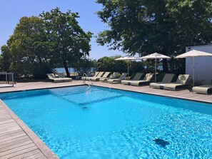 Seasonal outdoor pool, open 8:00 AM to 10:00 PM, pool umbrellas - Novotel Bordeaux Lac (Bordeaux)