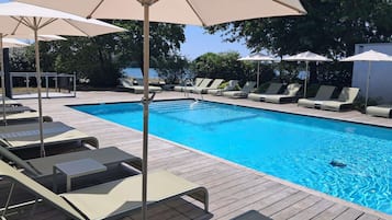 Piscine extérieure (ouverte en saison), parasols de plage